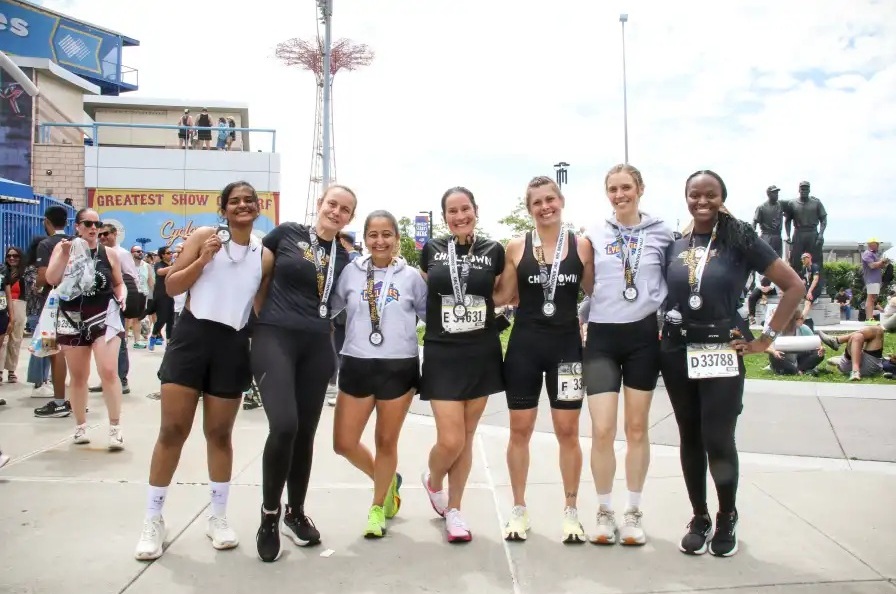 Corredores desafían al calor y humedad extremos en la Media Maratón RBC de Brooklyn 2025