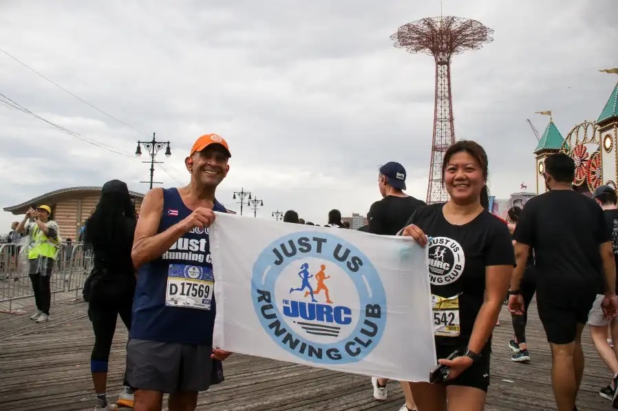 Corredores desafían al calor y humedad extremos en la Media Maratón RBC de Brooklyn 2025