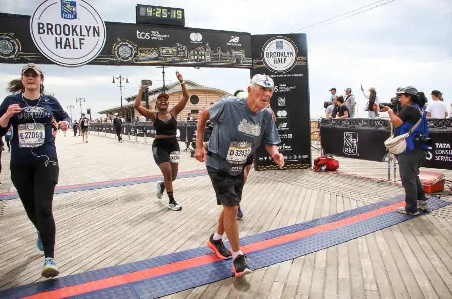 Corredores desafían al calor y humedad extremos en la Media Maratón RBC de Brooklyn 2025