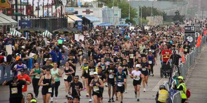 Corredores desafían al calor y humedad extremos en la Media Maratón RBC de Brooklyn 2025