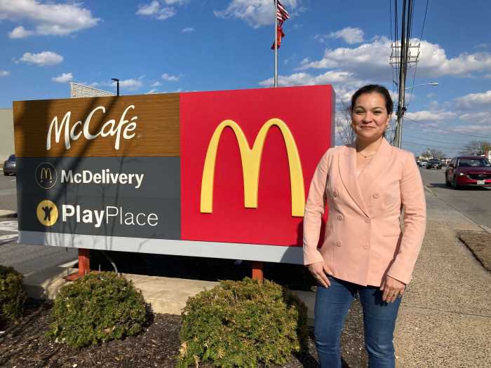 La primera mujer hispana propietaria/operadora de McDonald's en Long Island