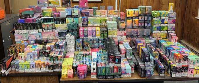 Empleado arrestado por vender productos de vapeo en tienda de Garden City