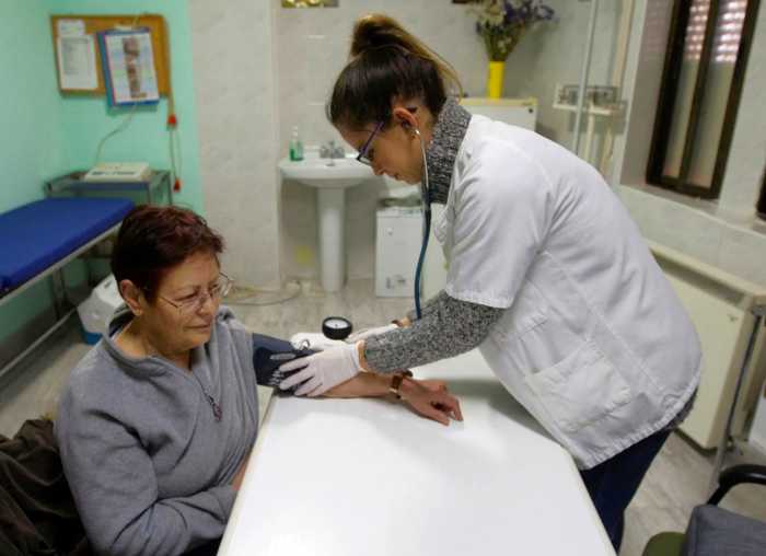 Consejos para ayudar a ahorrar más en costos de atención médica en el 2025
