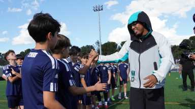 David Villa y Myke Towers, dúo para ayudar a comunidades vulnerables con fútbol y música