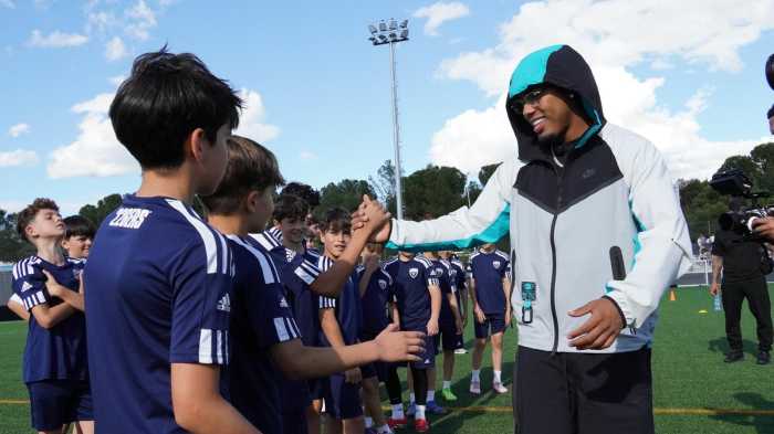David Villa y Myke Towers, dúo para ayudar a comunidades vulnerables con fútbol y música