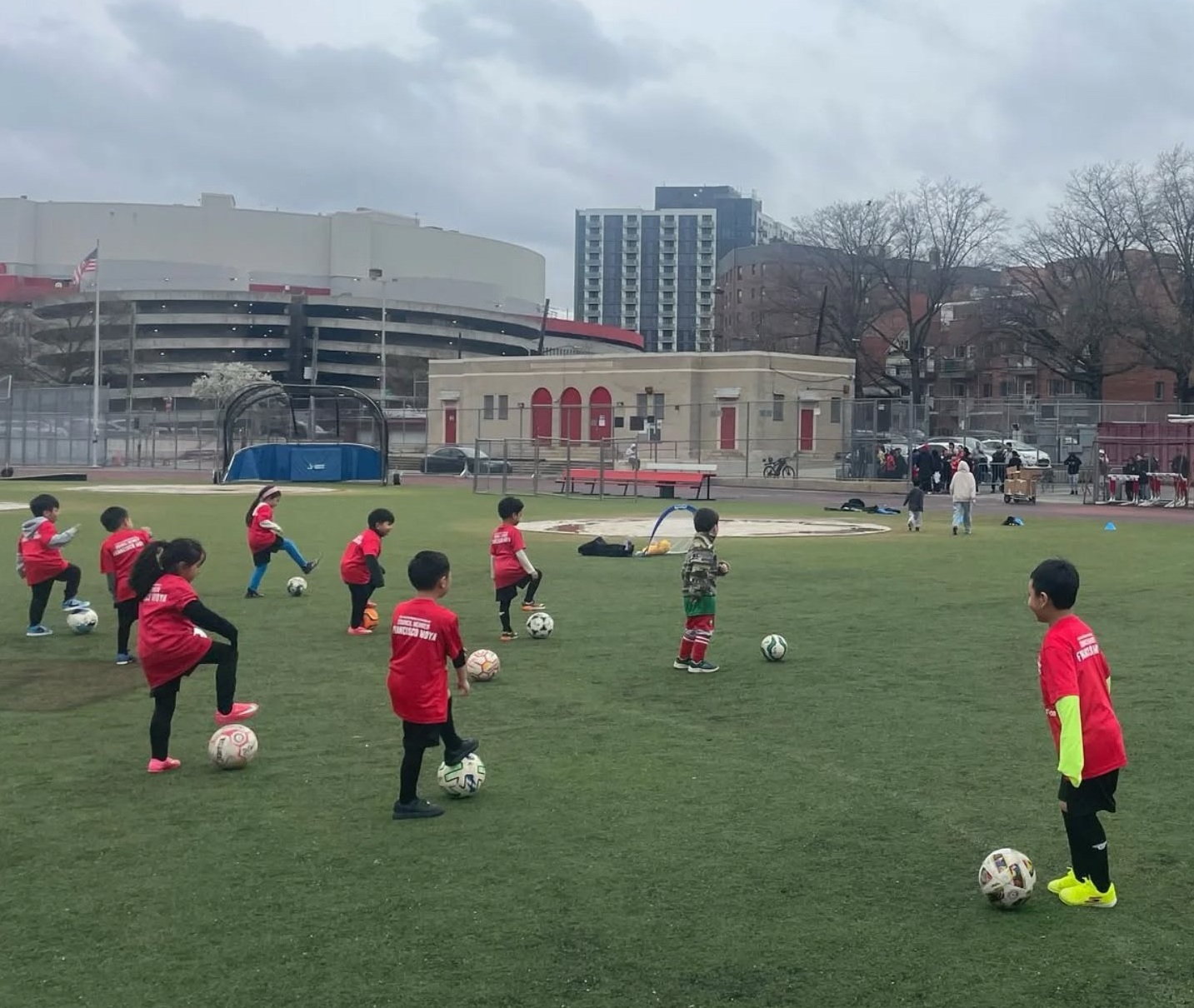 David Villa y Myke Towers ayudan a comunidades vulnerables con fútbol y música