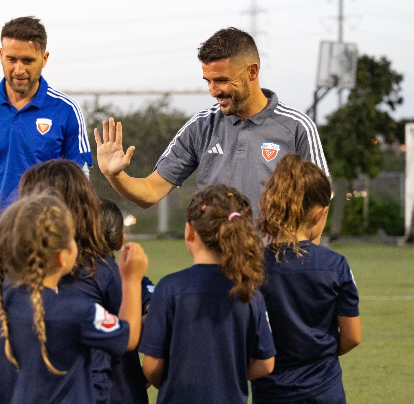 David Villa y Myke Towers ayudan a comunidades vulnerables con fútbol y música