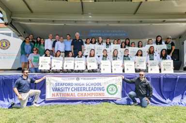 Honran al Equipo de Porristas de Seaford High School campeonas nacionales