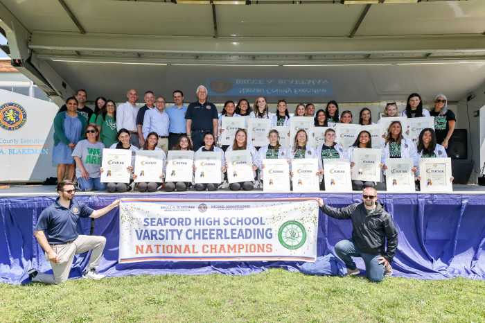 Honran al Equipo de Porristas de Seaford High School campeonas nacionales