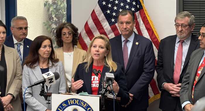 Congresistas Gillen y Suozzi abordan el devastador impacto de los recortes a Medicaid y SNAP