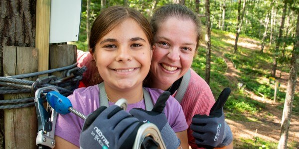 Mamás escalan gratis este "Día de las Madres" en The Adventure Park en Long Island