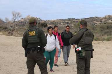 Estados Unidos reporta caída del 93 % de arrestos fronterizos
