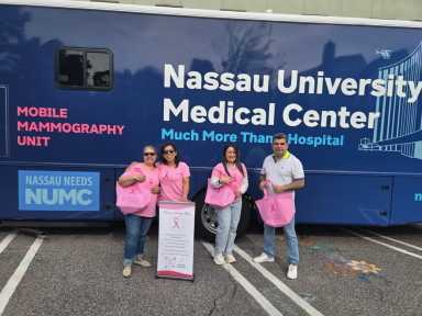 Celebran en Long Island la inauguración de nuevo camión de mamografías gratis con jornada de salud para mujeres latinas