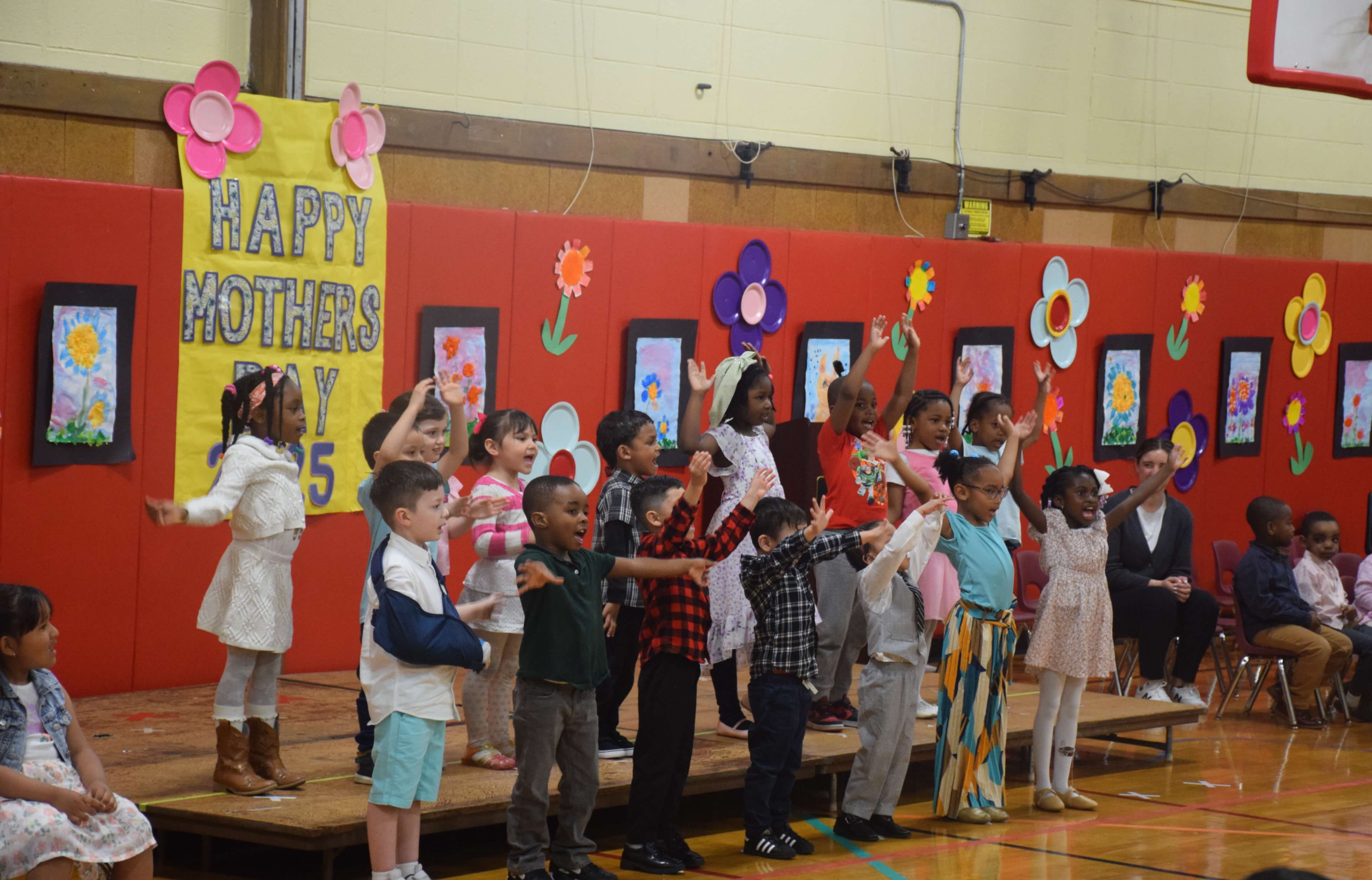 Estudiantes de prekínder de Amityville rinden sentido homenaje a las madres