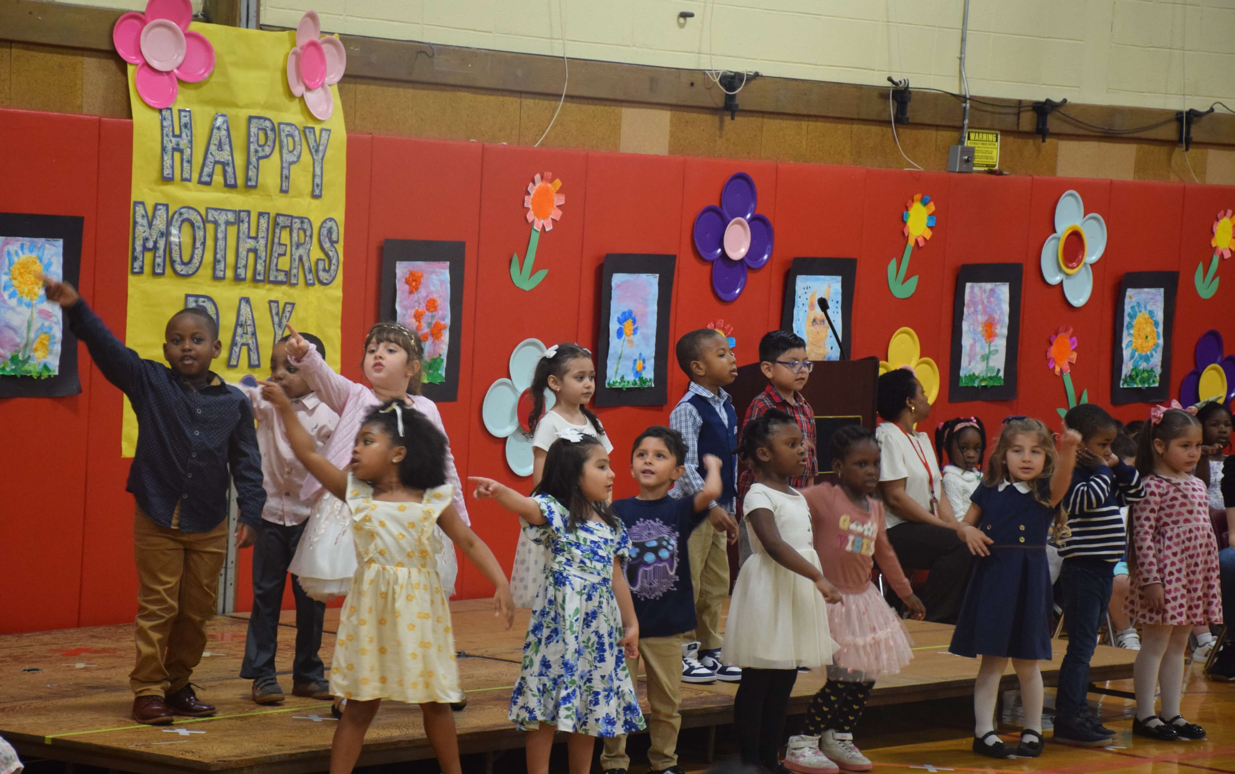 Estudiantes de prekínder de Amityville rinden sentido homenaje a las madres