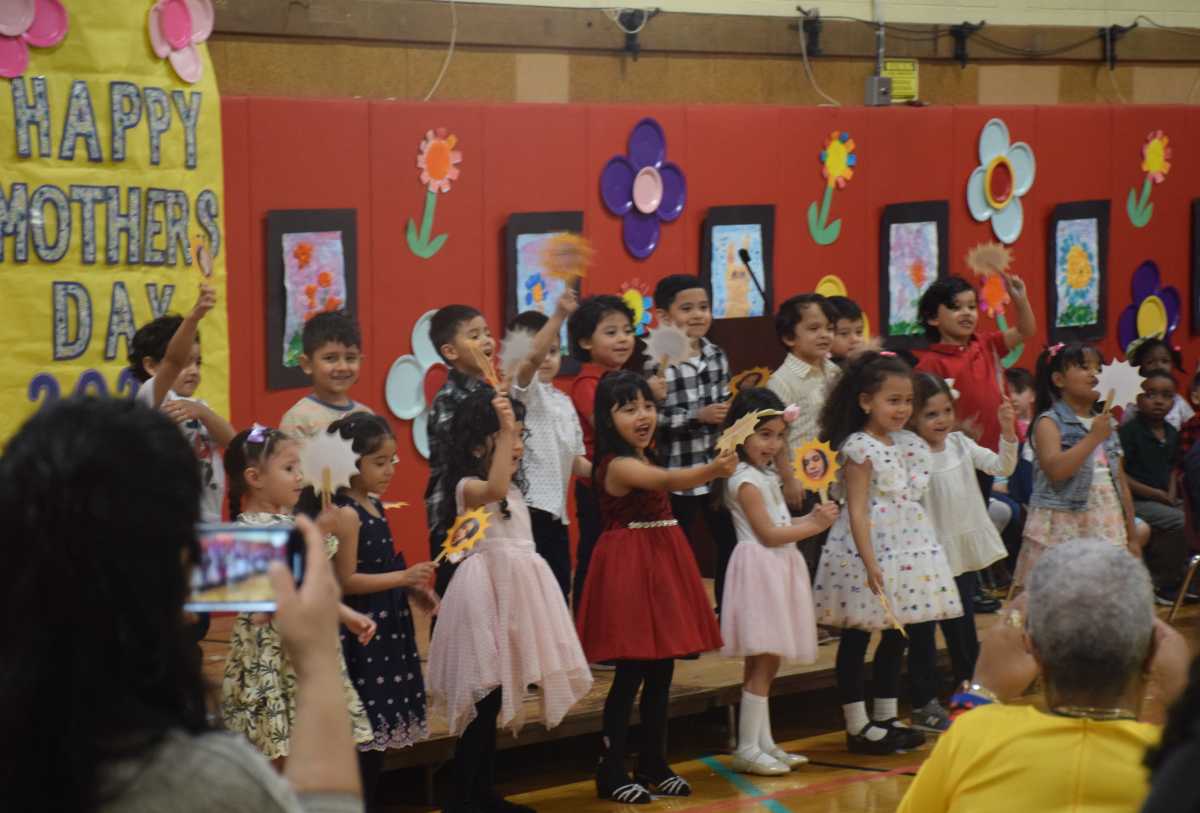 Estudiantes de prekínder de Amityville rinden sentido homenaje a las madres