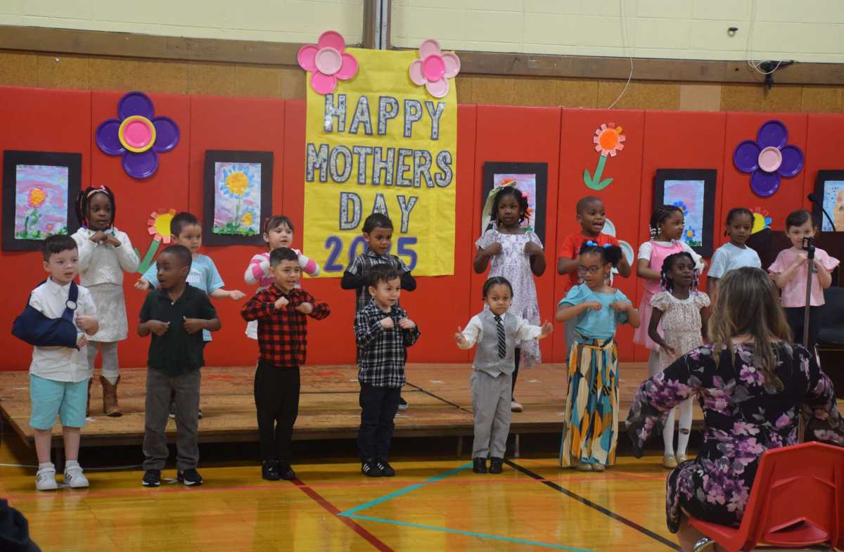 Estudiantes de prekínder de Amityville rinden sentido homenaje a las madres