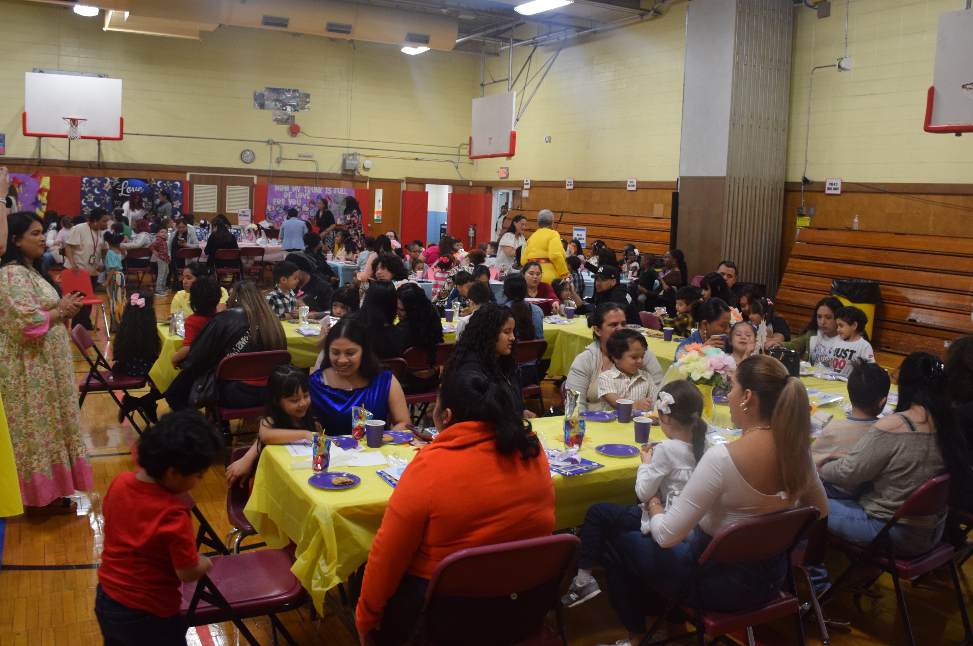 Estudiantes de prekínder de Amityville rinden sentido homenaje a las madres