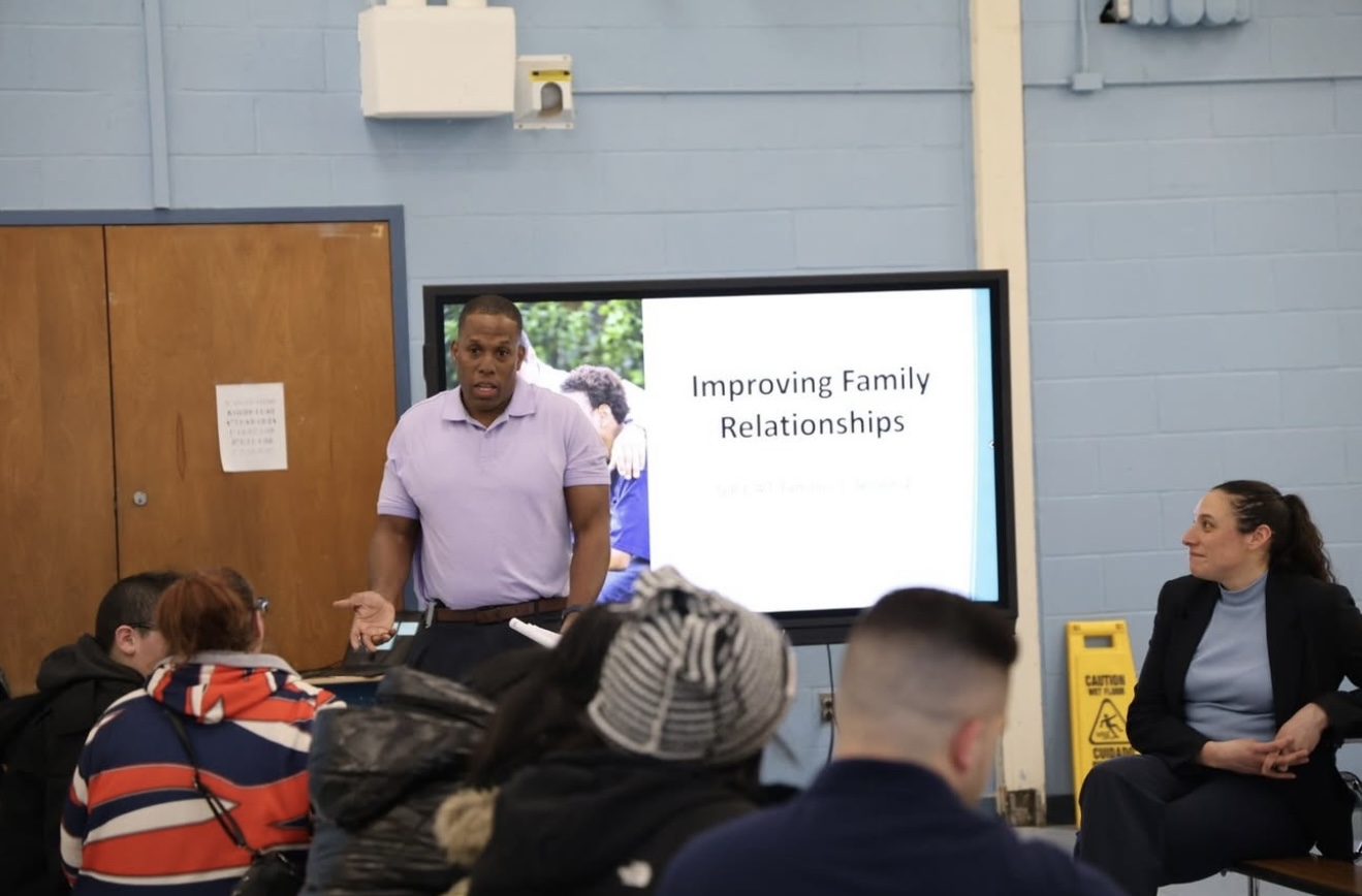 Oficina del Sheriff de Suffolk implementa el programa G.R.E.A.T. para fortalecer a las familias