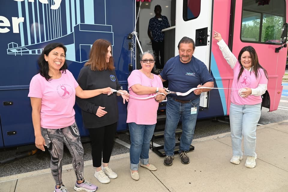 Celebran en Long Island la inauguración de nuevo camión de mamografías gratis con jornada de salud para mujeres latinas