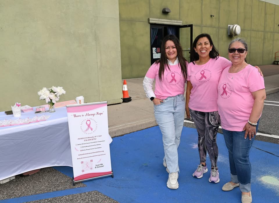 Celebran en Long Island la inauguración de nuevo camión de mamografías gratis con jornada de salud para mujeres latinas