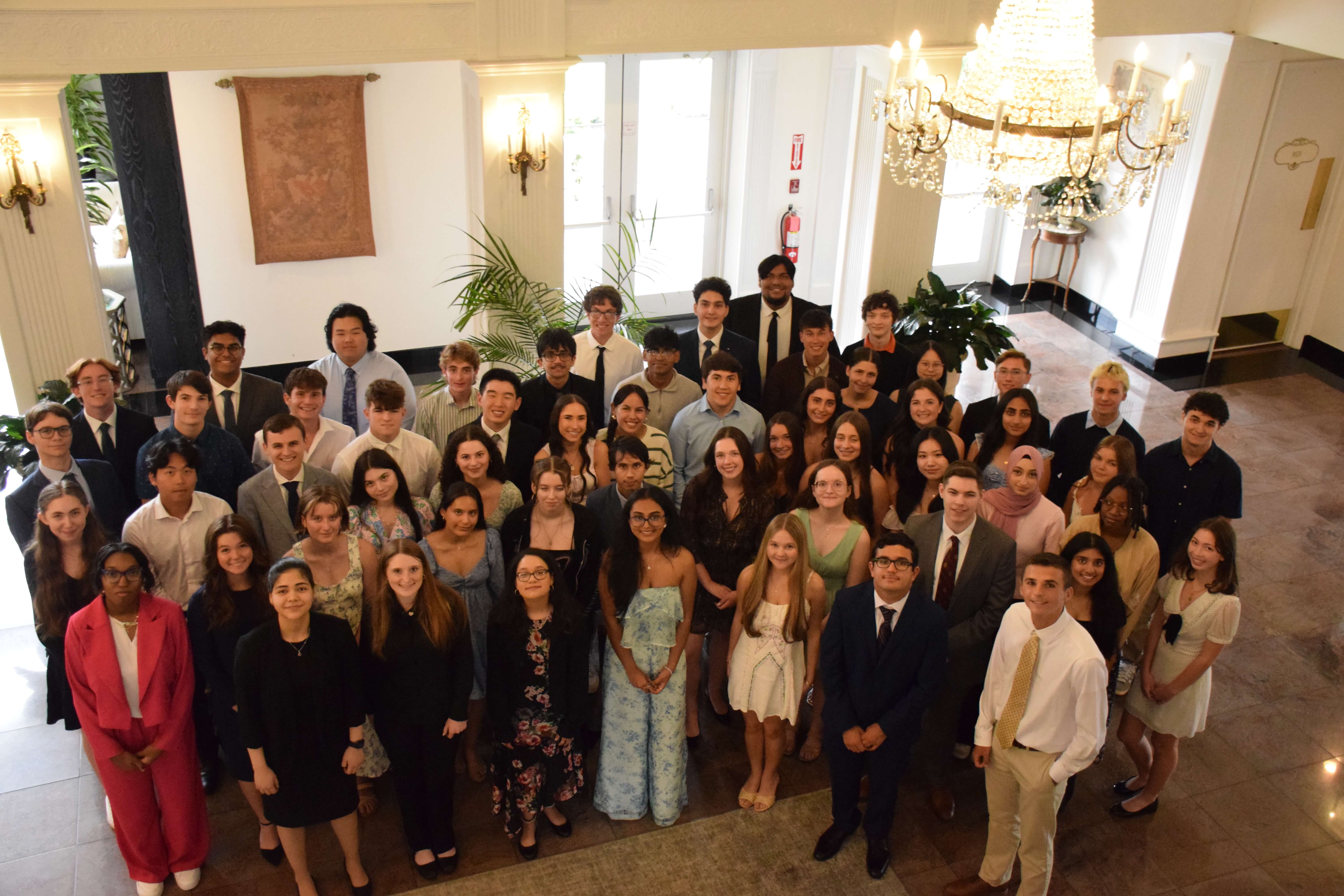 Reconocen a los mejores estudiantes (Valedictorians) de la Generación 2025 del condado de Suffolk