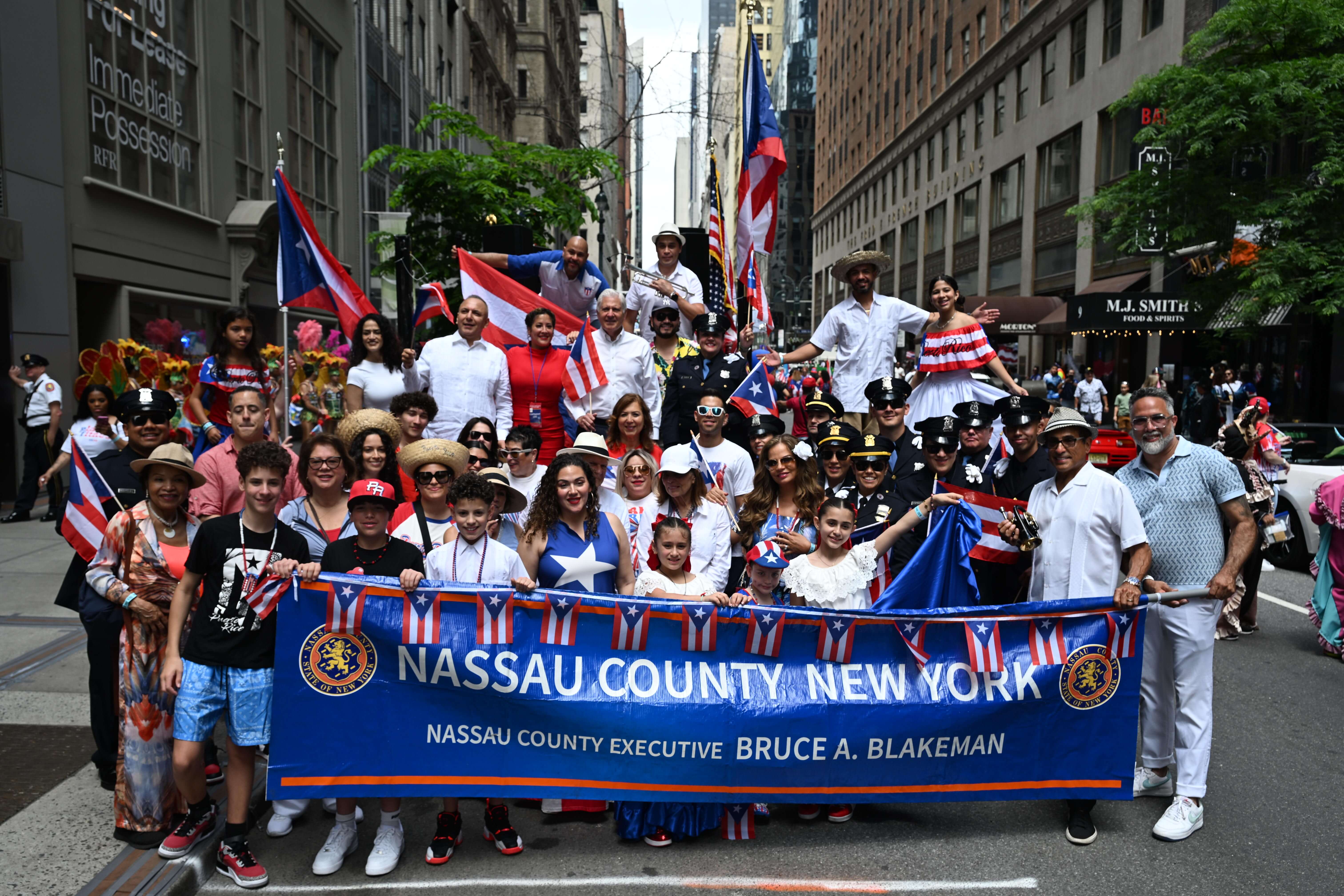 Ejecutivo del condado de Nassau, Bruce Blakeman, celebra el Orgullo Boricua en el Desfile Nacional Puertorriqueño 2025
