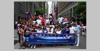 Ejecutivo del condado de Nassau, Bruce Blakeman, celebra el Orgullo Boricua en el Desfile Nacional Puertorriqueño 2025