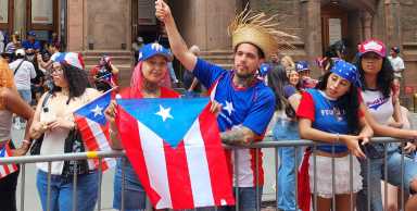 Puertorriqueños ondean miles de banderas en su Desfile Anual en Nueva York