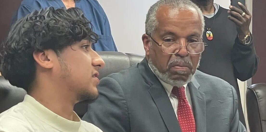 Hombre hispano que es ciudadano americano fue detenido y esposado injustamente por ICE en Westbury