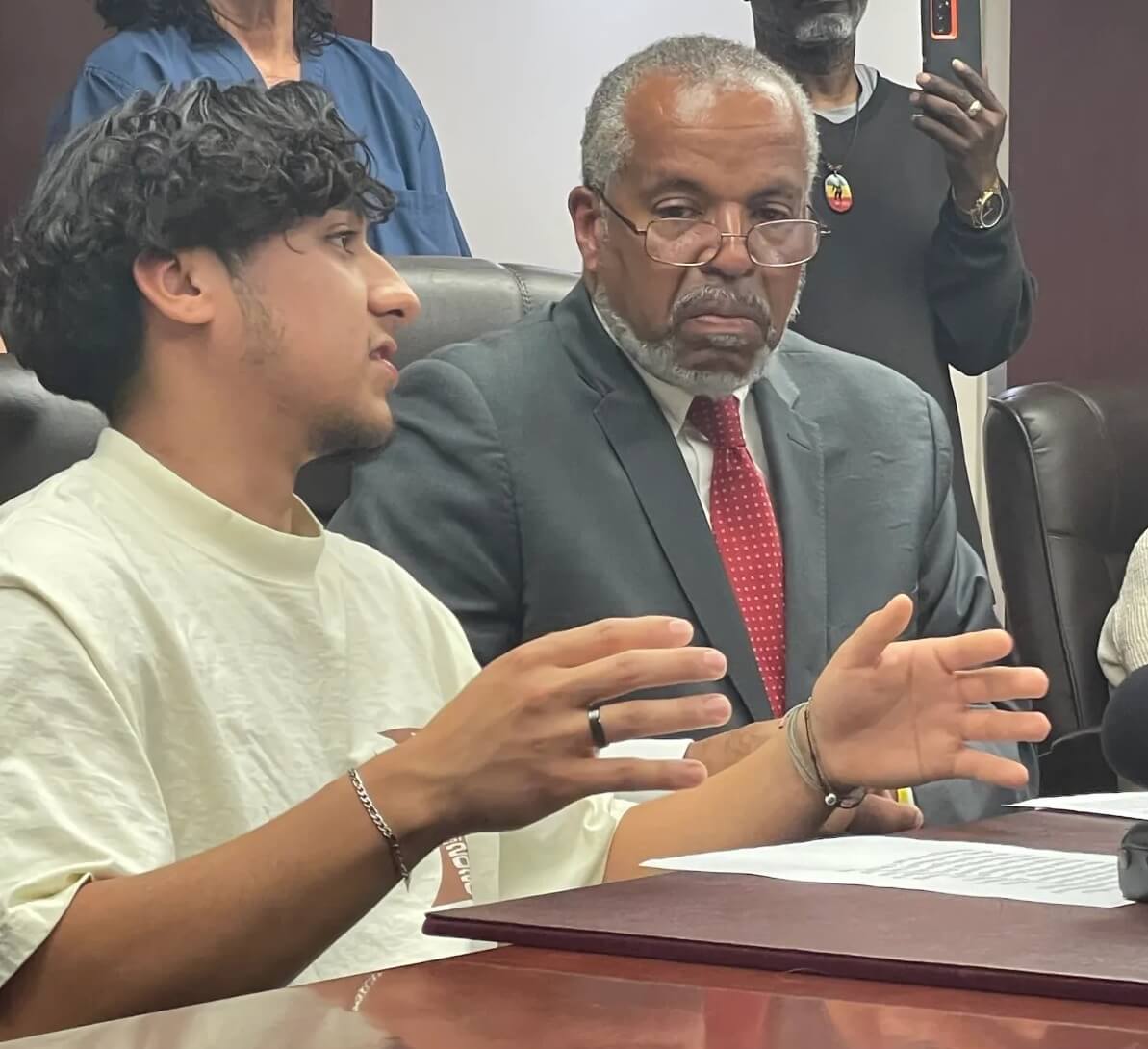 Hombre hispano que es ciudadano americano fue detenido y esposado injustamente por ICE en Westbury