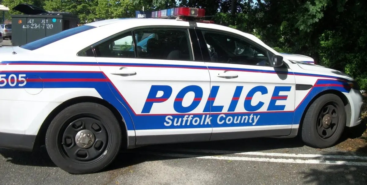 Boxeador hispano, policía de Suffolk, hiere a peatón en accidente por conducir ebrio