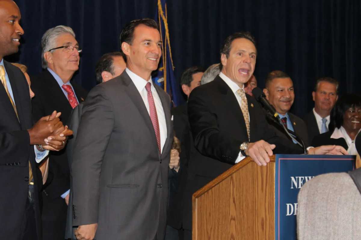 Suozzi respalda a Cuomo en la contienda por la alcaldía de Nueva York