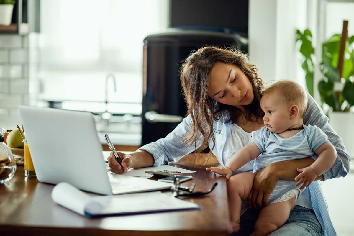 Regresar al trabajo tras el parto: un reto que las nuevas madres deben enfrentar preparadas