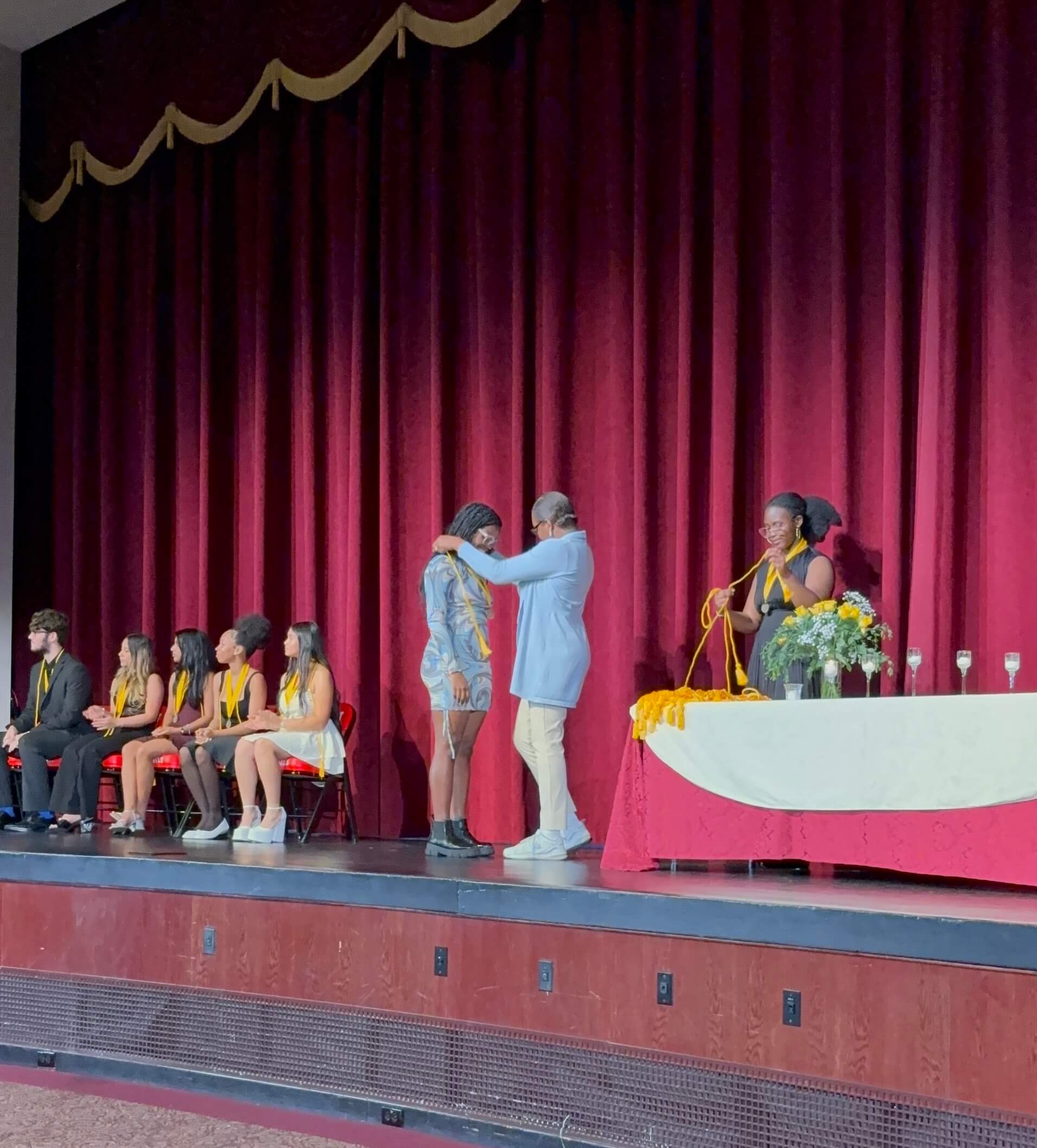 La Sociedad Nacional de Honor de Freeport reconoce a los estudiantes de último año