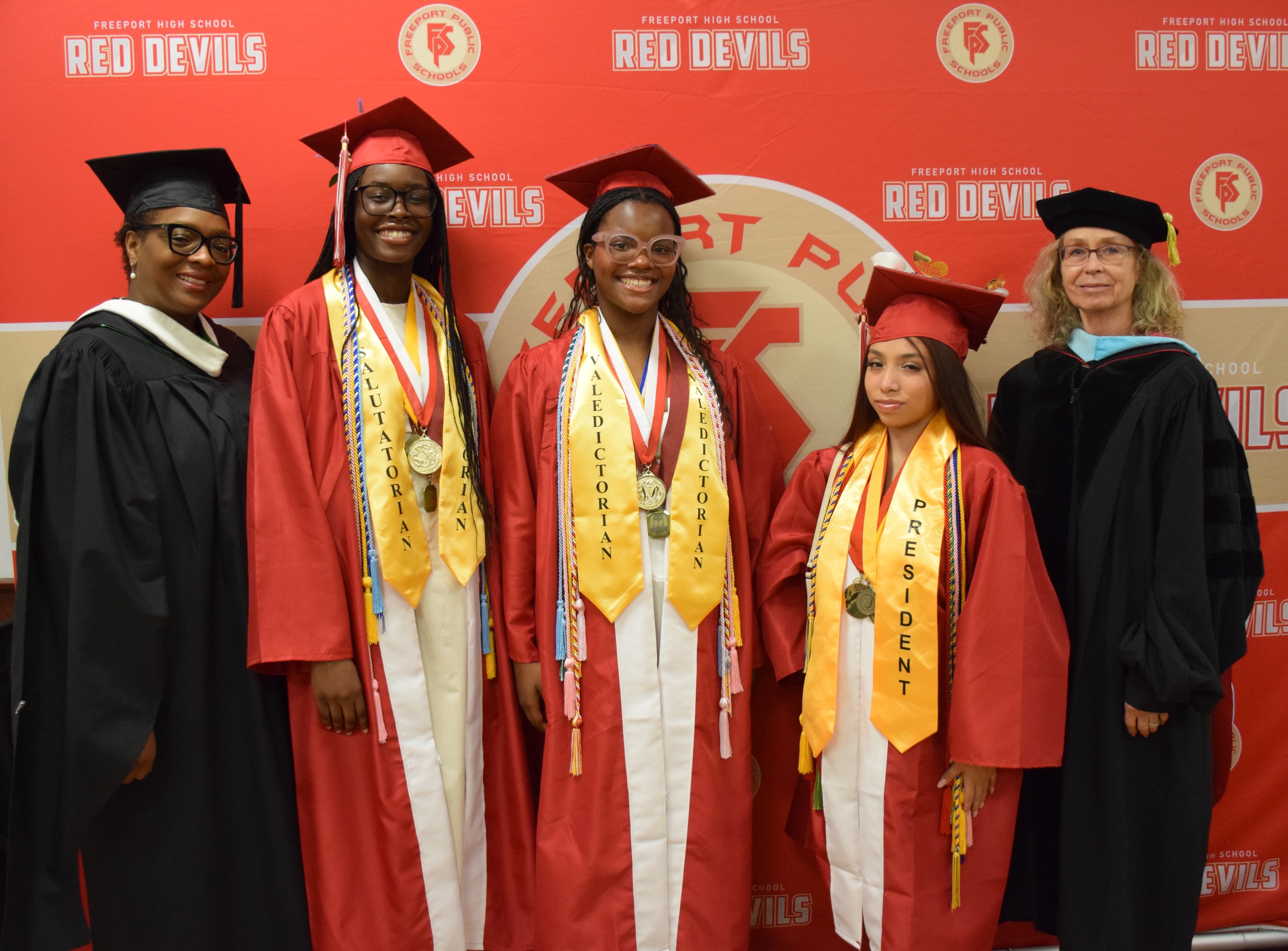 Felicitaciones a los graduados de la Clase 2025 de Freeport High School