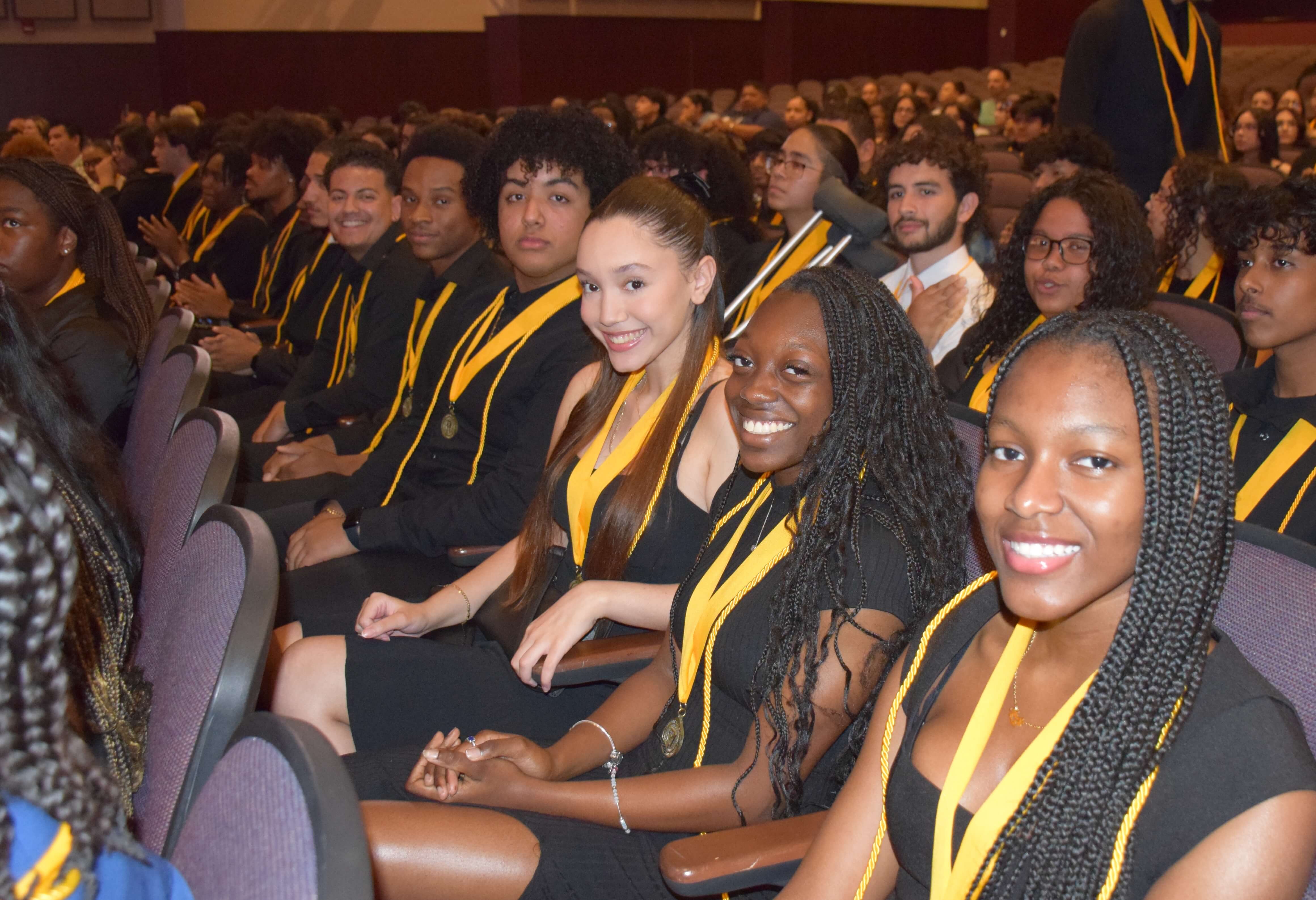 La Sociedad Nacional de Honor de Freeport reconoce a los estudiantes de último año