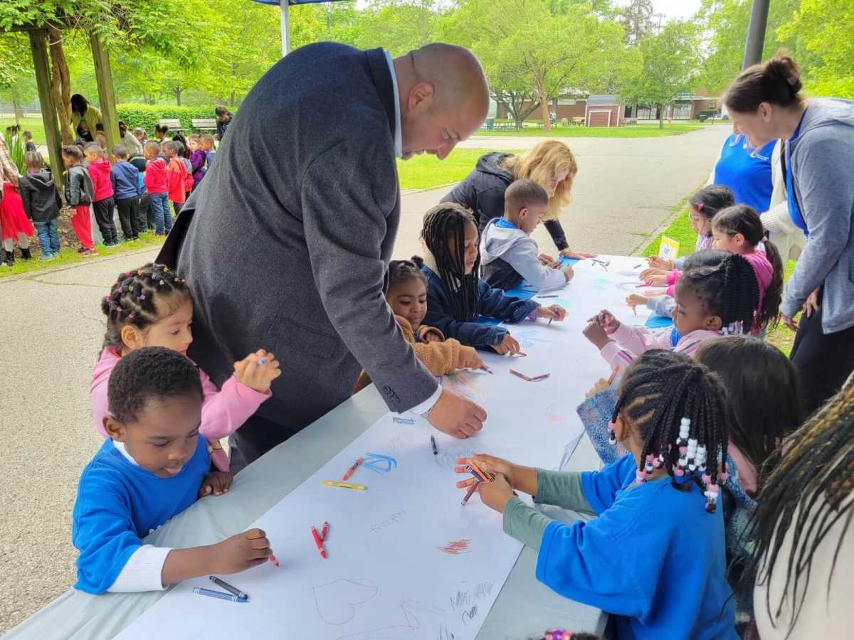 Celebran el Día de la Defensa de los Niños en Eisenhower Park