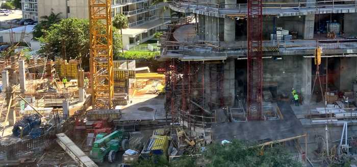 Alertan que redadas migratorias en obras amenazan la industria de la construcción