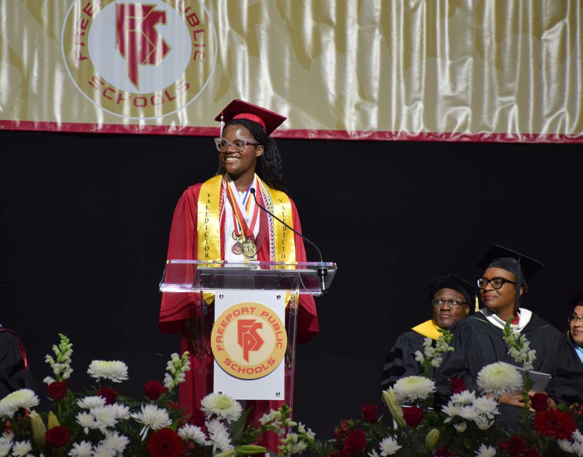 Felicitaciones a los graduados de la Clase 2025 de Freeport High School