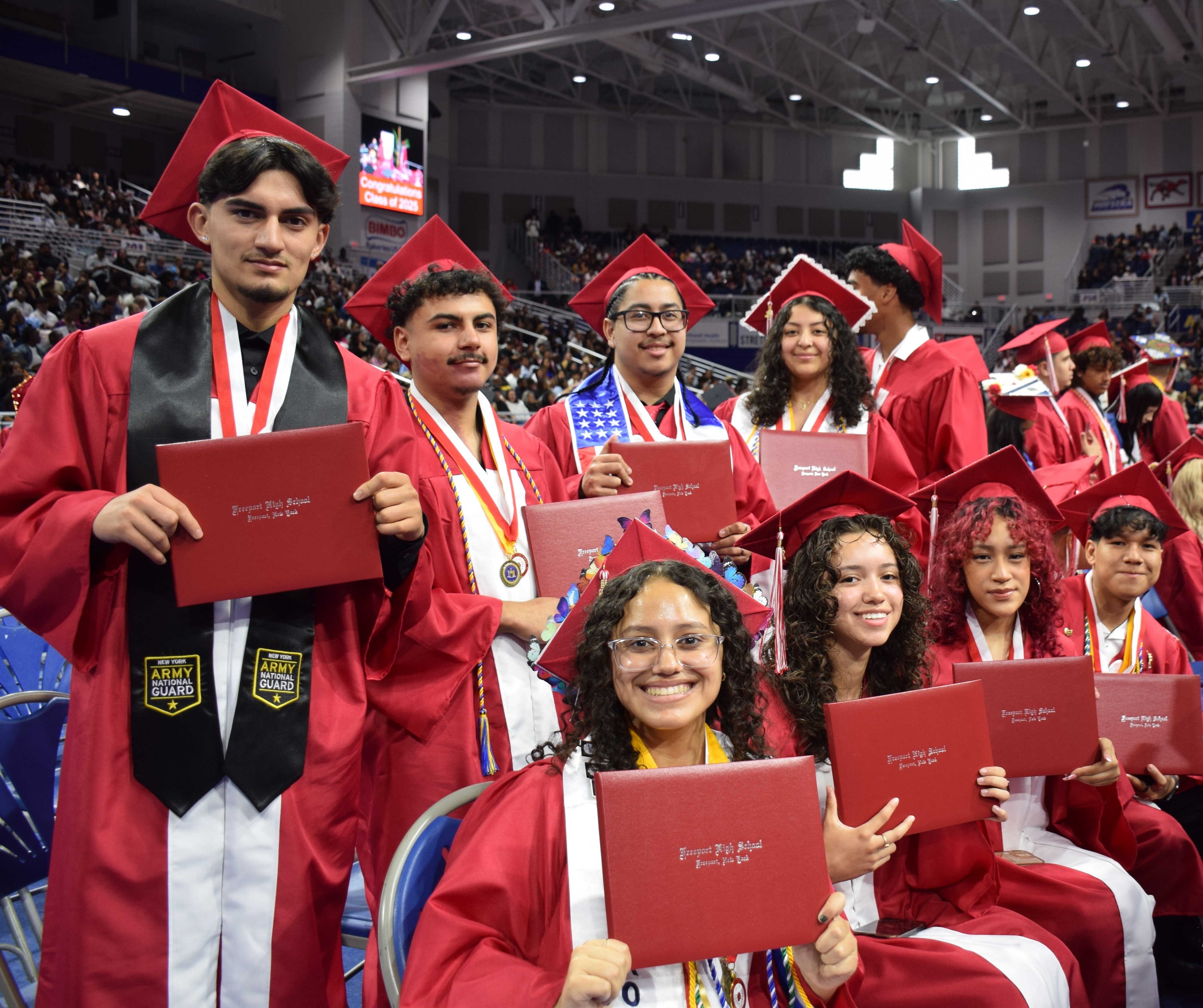 Felicitaciones a los graduados de la Clase 2025 de Freeport High School