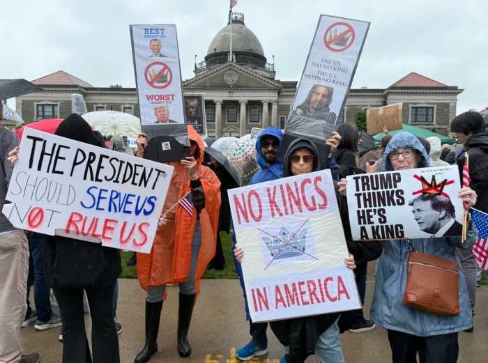 Miles de personas se unen a las protestas ‘No Kings’ en Long Island