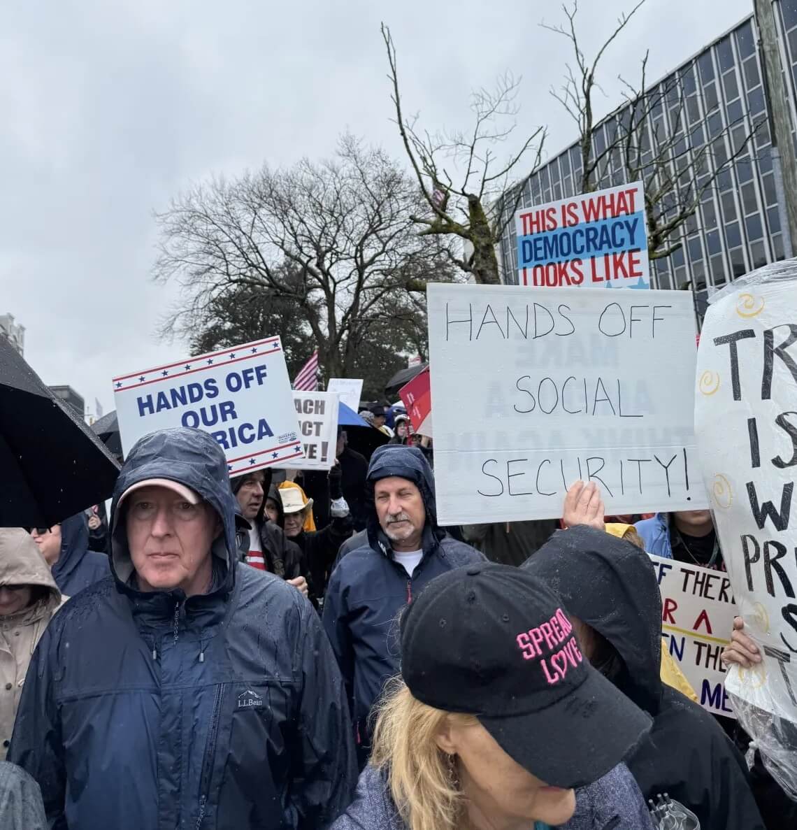 Miles de personas se unen a las protestas ‘No Kings’ en Long Island