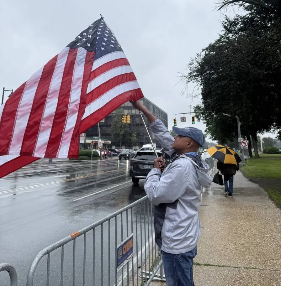 Miles de personas se unen a las protestas ‘No Kings’ en Long Island