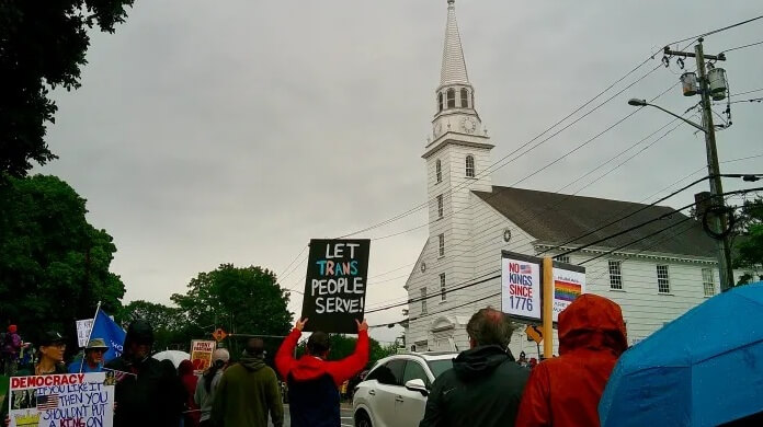Miles de personas se unen a las protestas ‘No Kings’ en Long Island