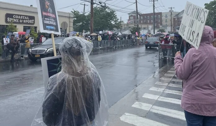 Miles de personas se unen a las protestas ‘No Kings’ en Long Island