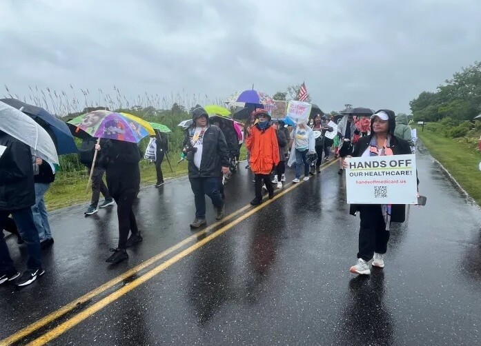 Miles de personas se unen a las protestas ‘No Kings’ en Long Island