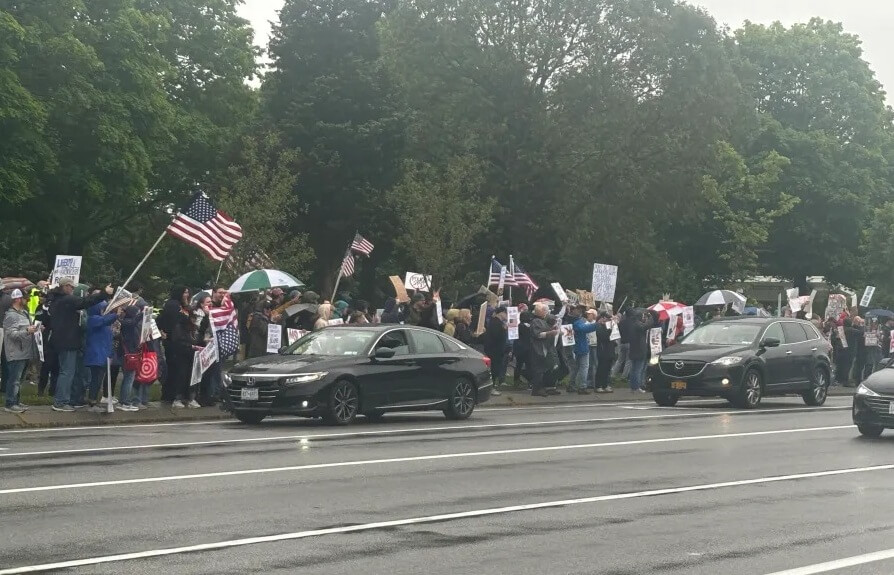 Miles de personas se unen a las protestas ‘No Kings’ en Long Island