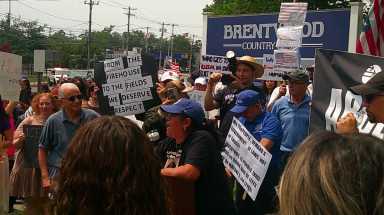 Comunidad de Brentwood protesta contra ICE y exige rendición de cuentas