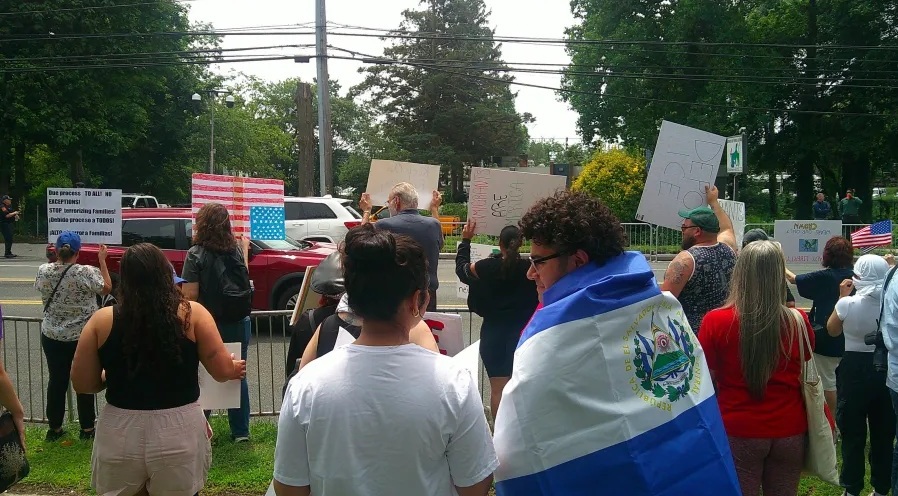 Comunidad de Brentwood protesta contra ICE y exige rendición de cuentas